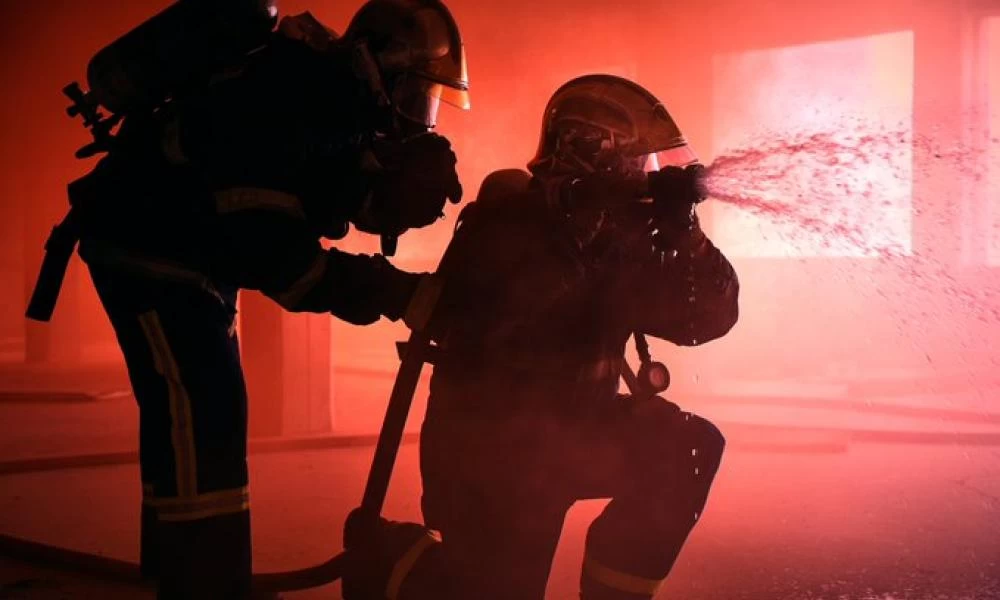 Φωτιά τώρα σε κτίριο στο κέντρο της Αθήνας